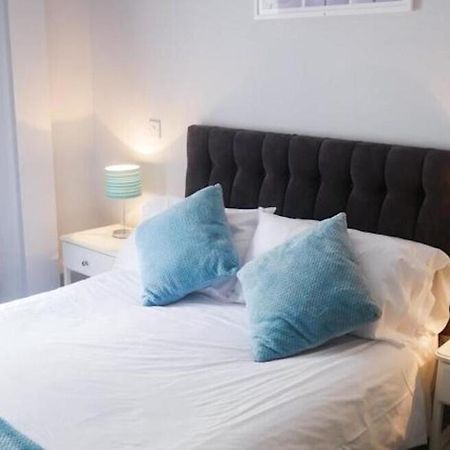 Wood Green Budget Rooms - Next To Mall & Metro Station - 10 Min To City Center Londen Buitenkant foto