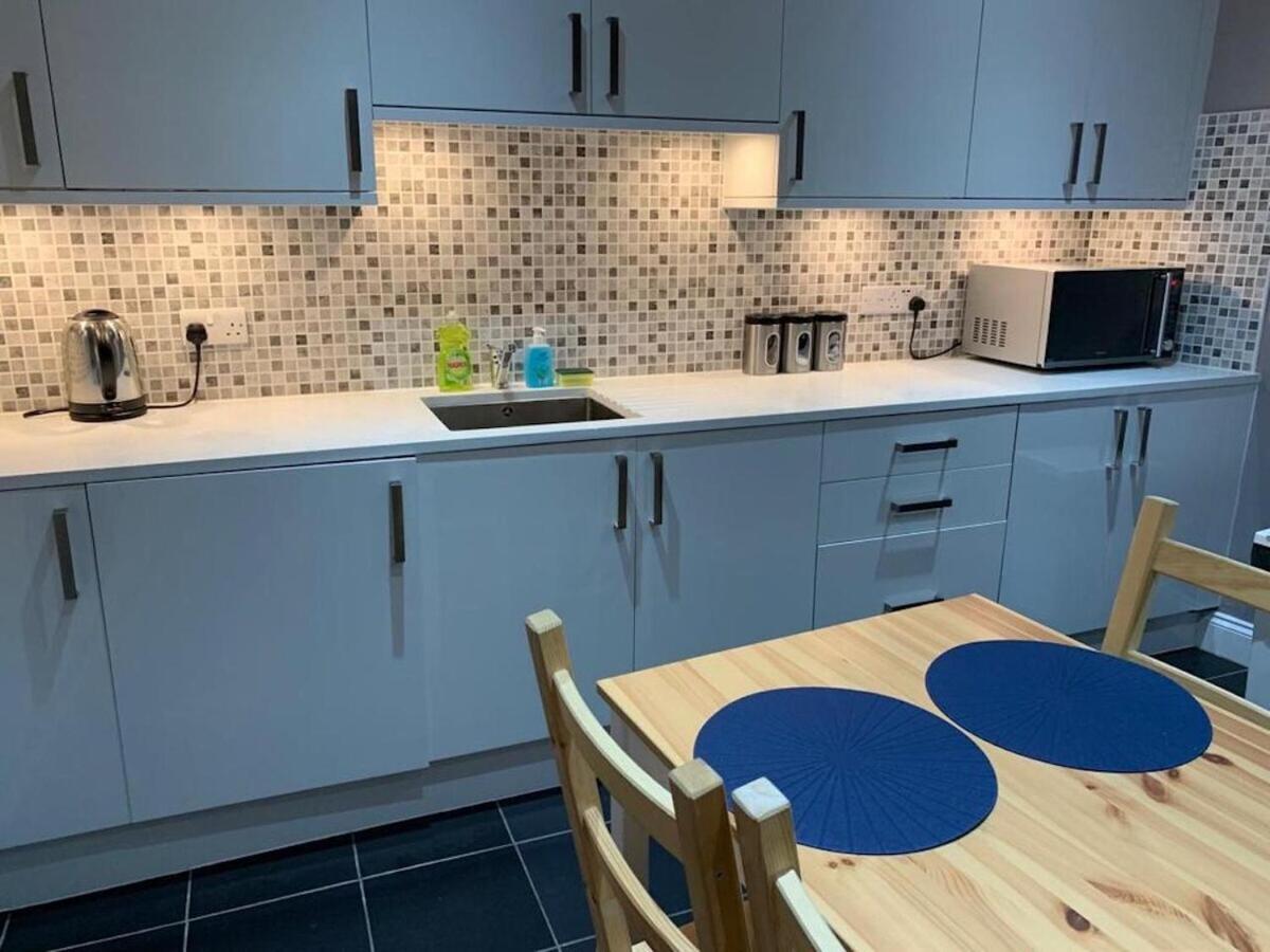Wood Green Budget Rooms - Next To Mall & Metro Station - 10 Min To City Center Londen Buitenkant foto