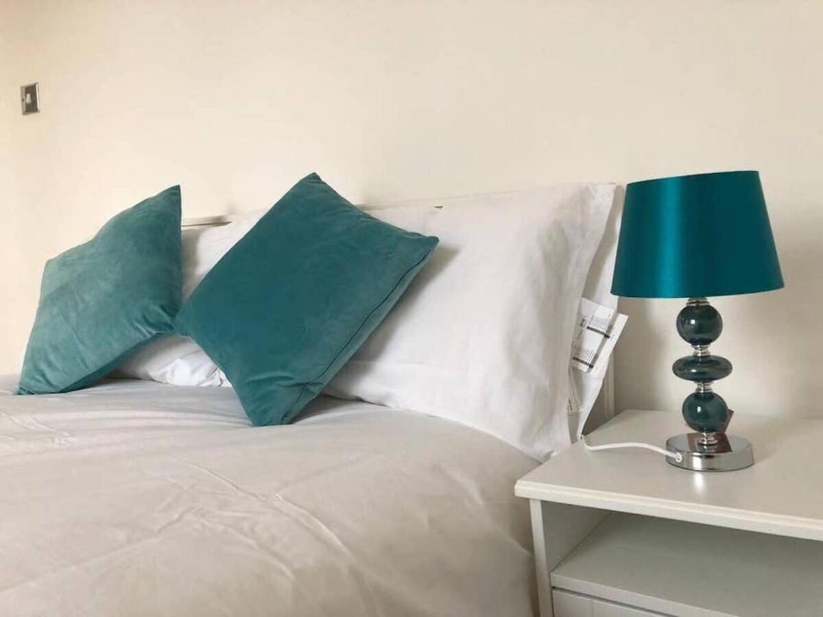 Wood Green Budget Rooms - Next To Mall & Metro Station - 10 Min To City Center Londen Buitenkant foto