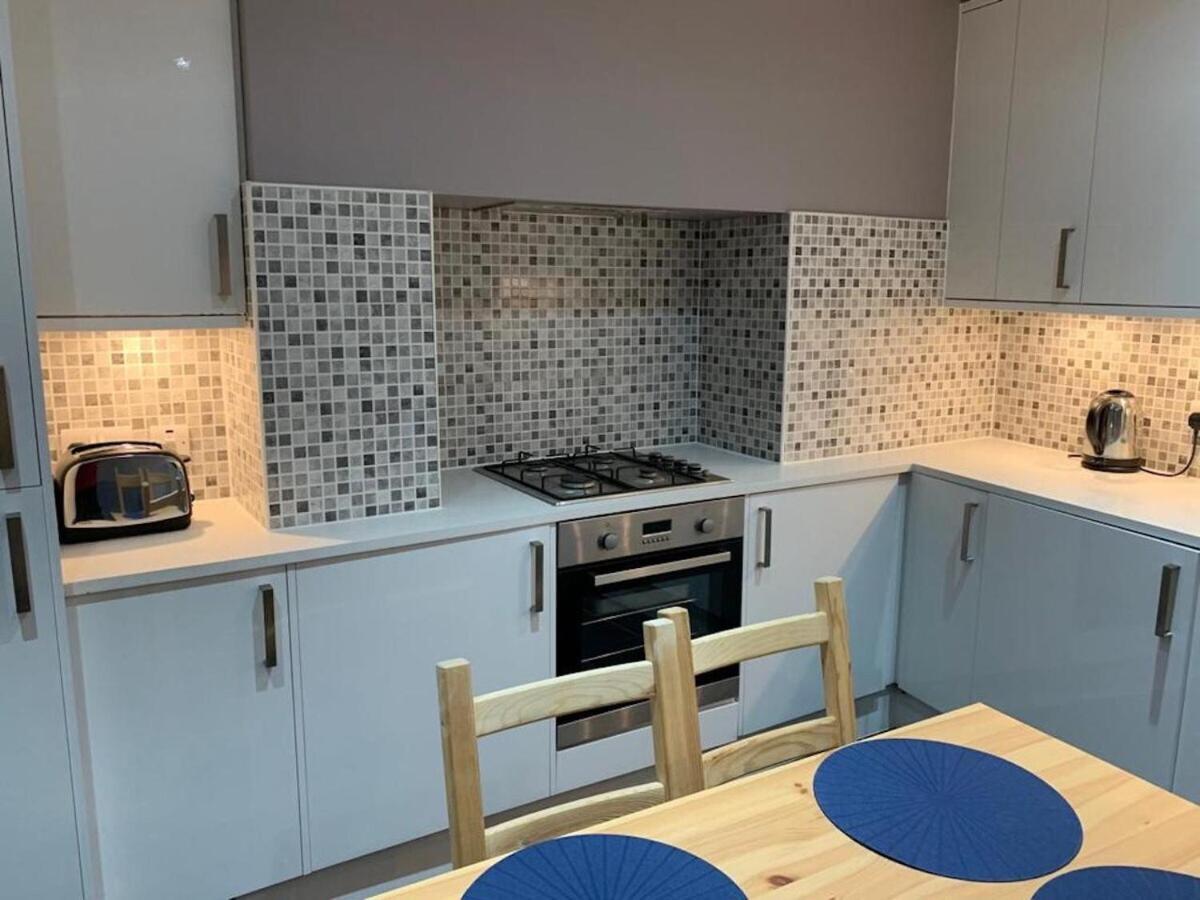 Wood Green Budget Rooms - Next To Mall & Metro Station - 10 Min To City Center Londen Buitenkant foto