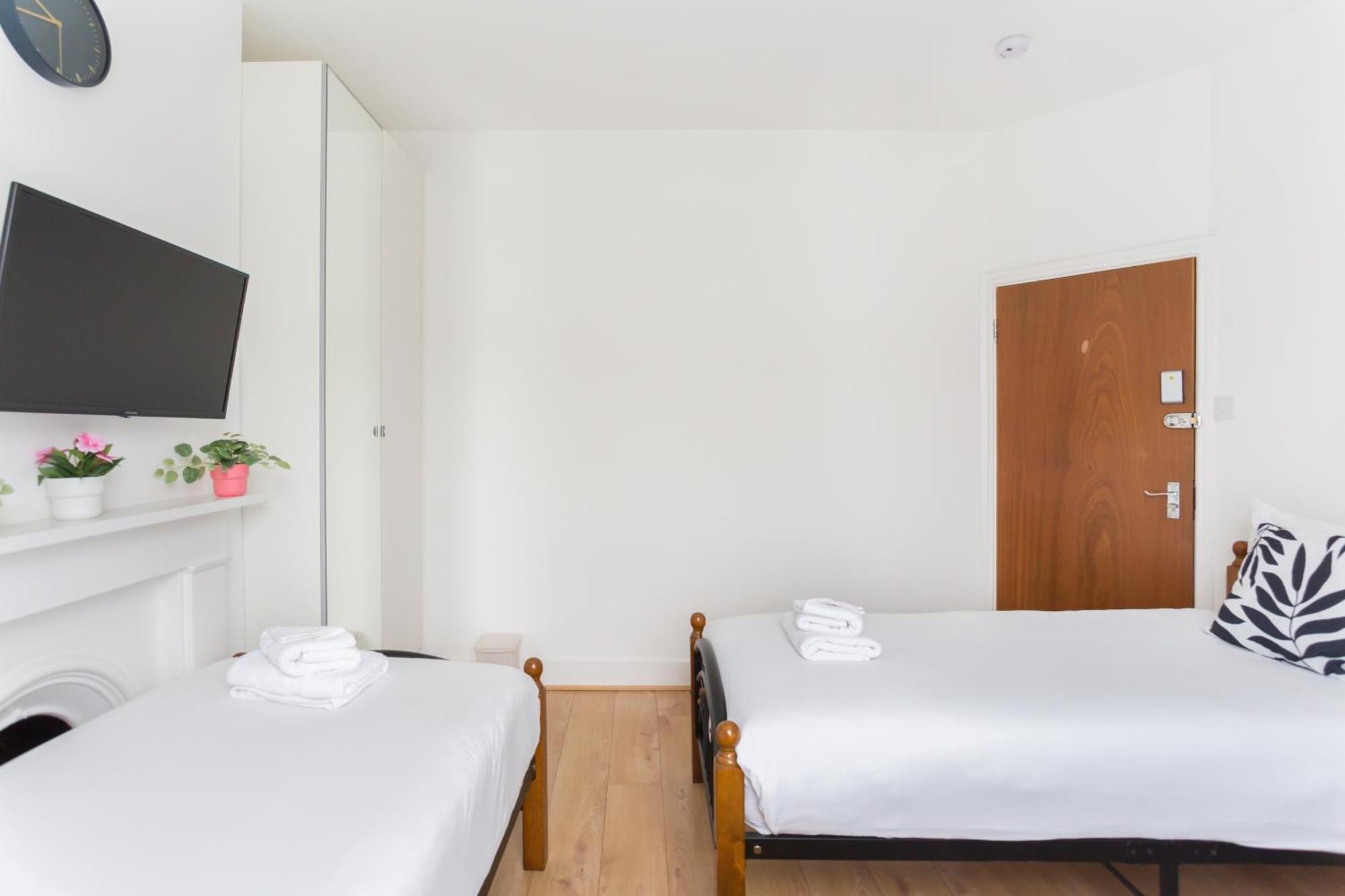 Wood Green Budget Rooms - Next To Mall & Metro Station - 10 Min To City Center Londen Buitenkant foto