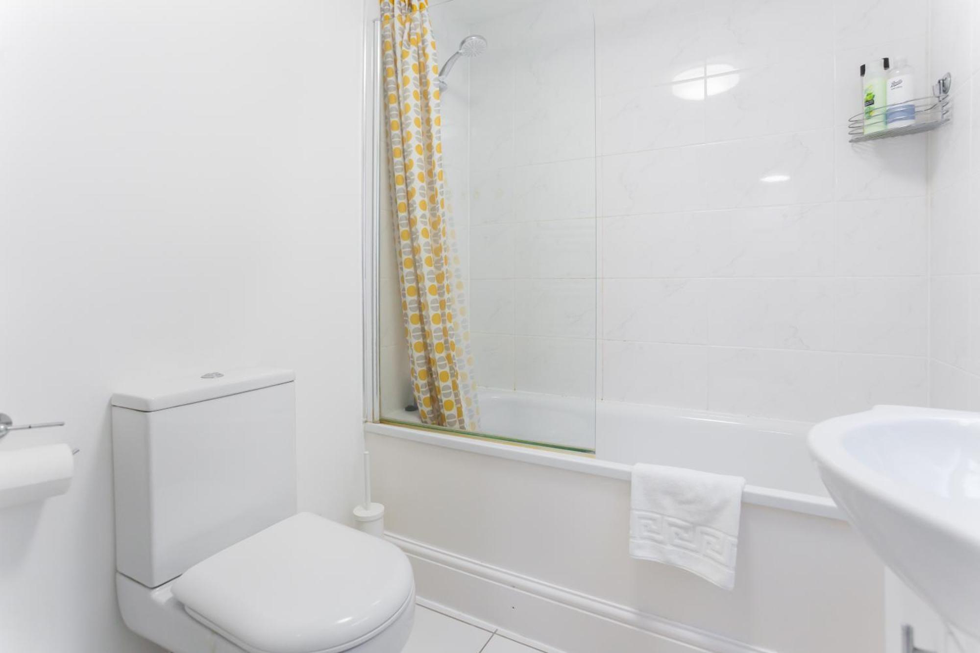 Wood Green Budget Rooms - Next To Mall & Metro Station - 10 Min To City Center Londen Buitenkant foto