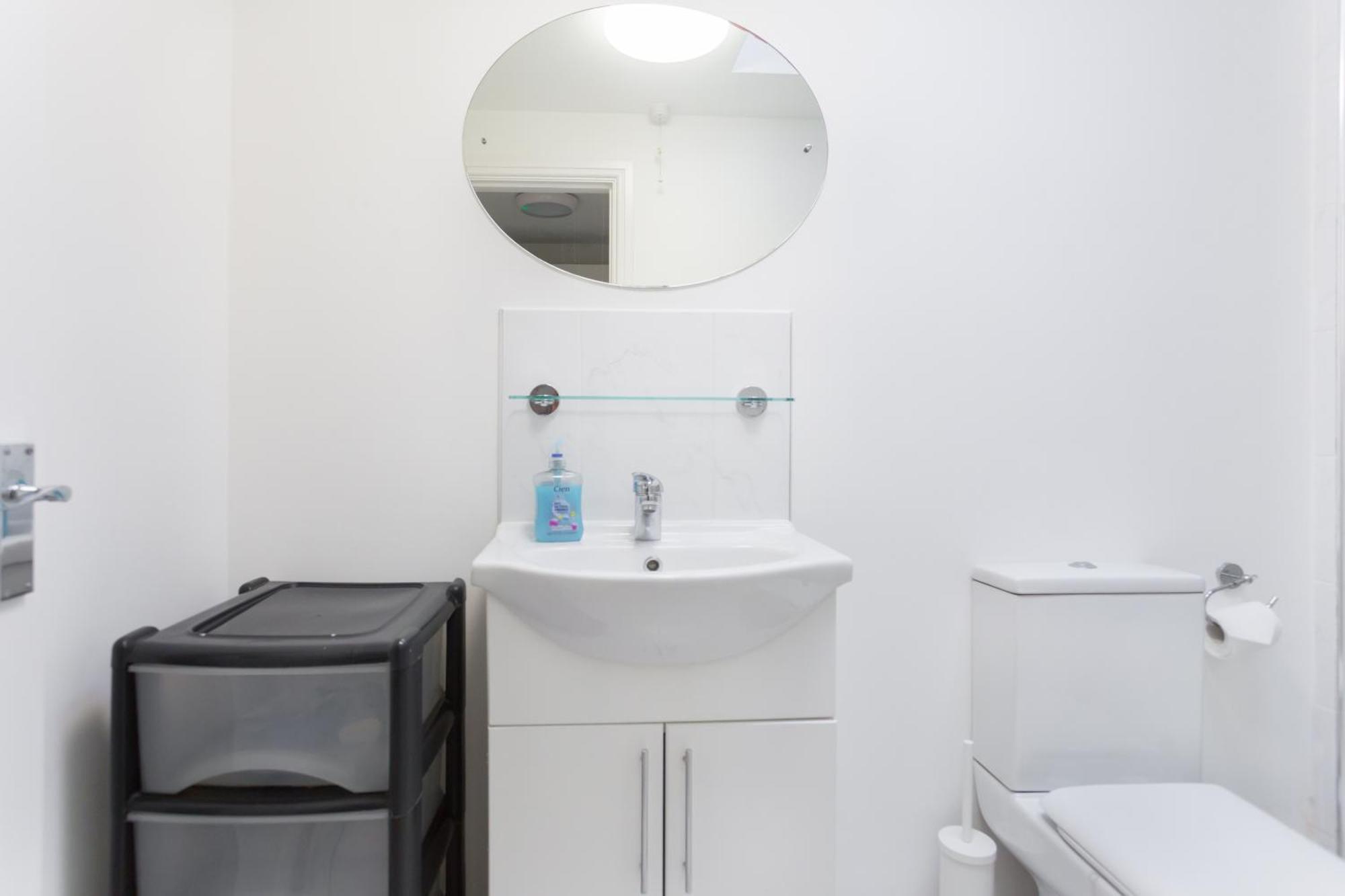 Wood Green Budget Rooms - Next To Mall & Metro Station - 10 Min To City Center Londen Buitenkant foto