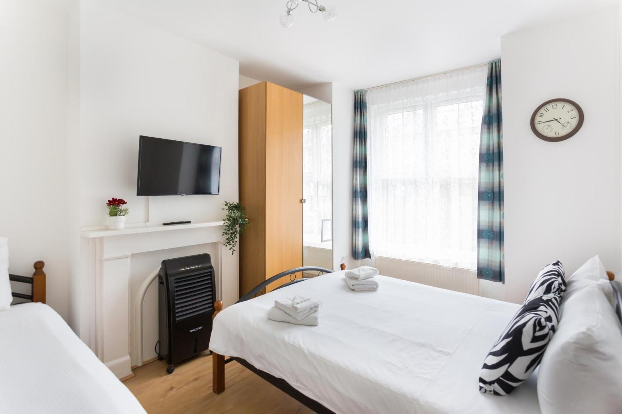 Wood Green Budget Rooms - Next To Mall & Metro Station - 10 Min To City Center Londen Buitenkant foto