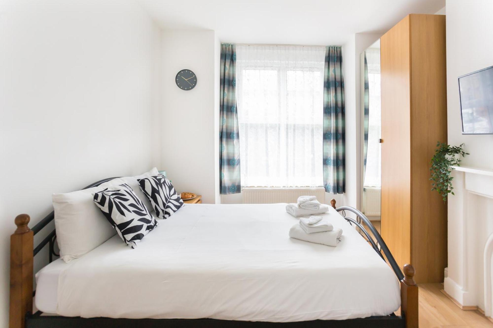 Wood Green Budget Rooms - Next To Mall & Metro Station - 10 Min To City Center Londen Buitenkant foto