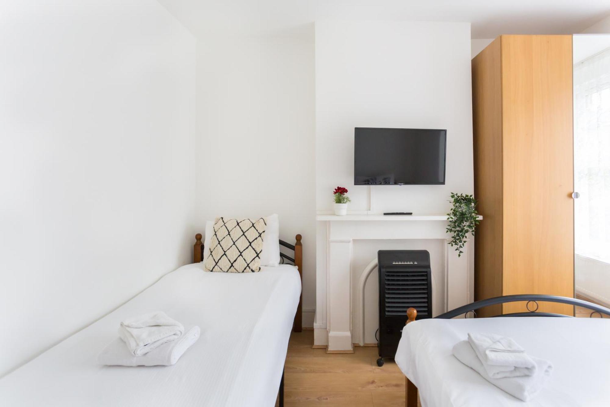 Wood Green Budget Rooms - Next To Mall & Metro Station - 10 Min To City Center Londen Buitenkant foto