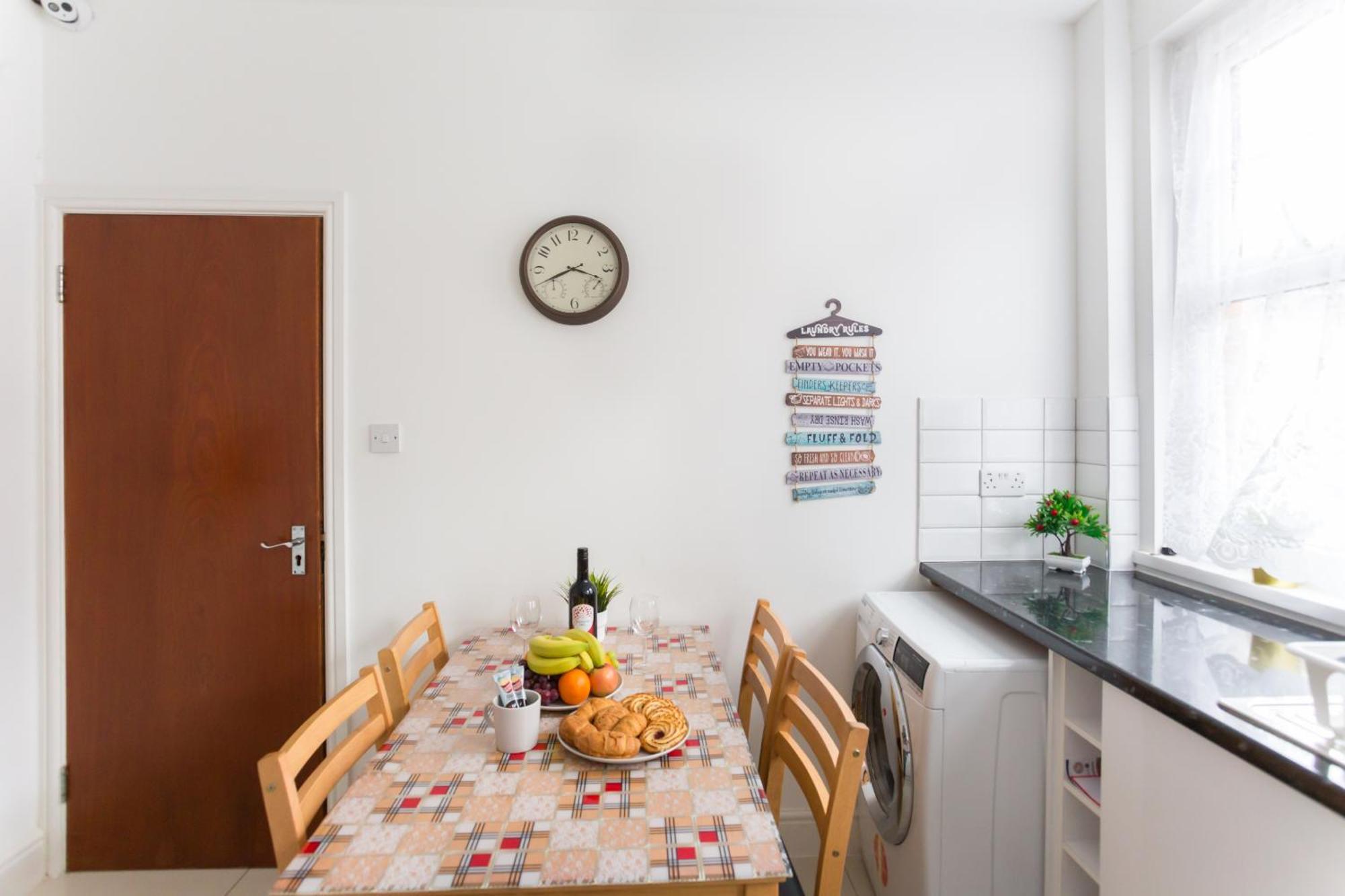 Wood Green Budget Rooms - Next To Mall & Metro Station - 10 Min To City Center Londen Buitenkant foto