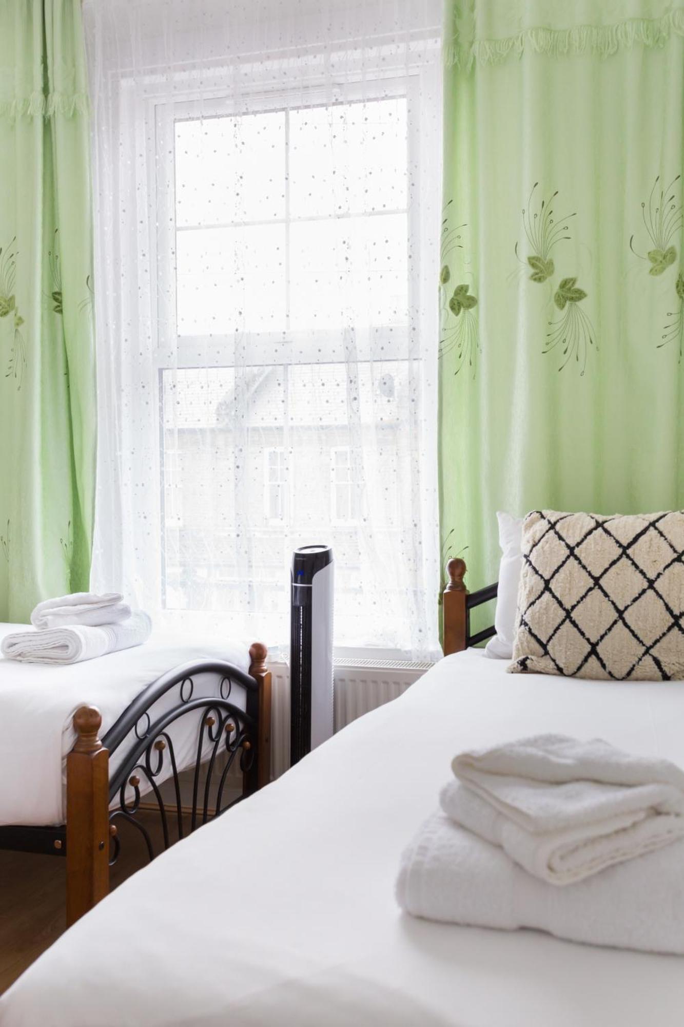 Wood Green Budget Rooms - Next To Mall & Metro Station - 10 Min To City Center Londen Buitenkant foto