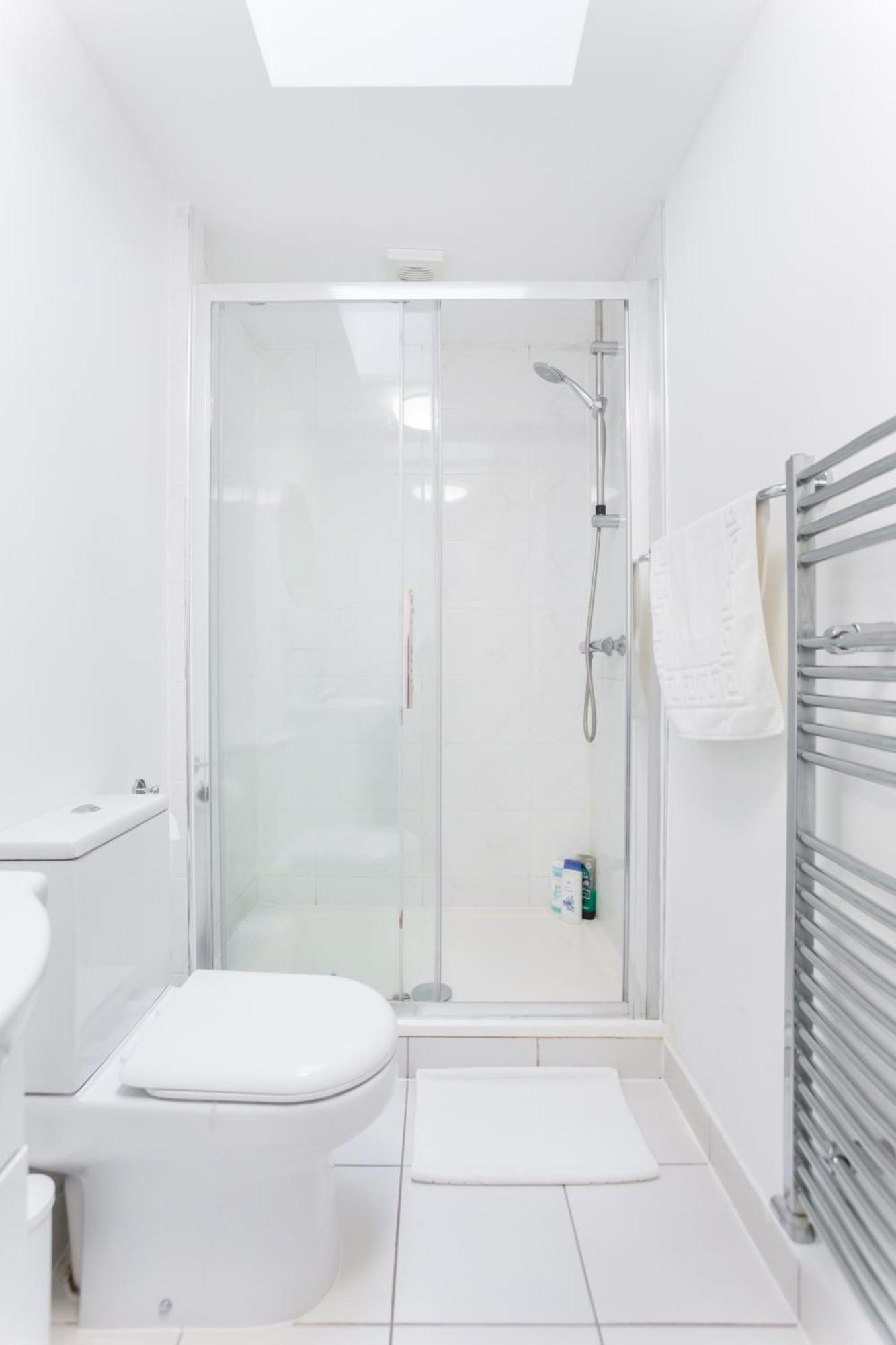 Wood Green Budget Rooms - Next To Mall & Metro Station - 10 Min To City Center Londen Buitenkant foto