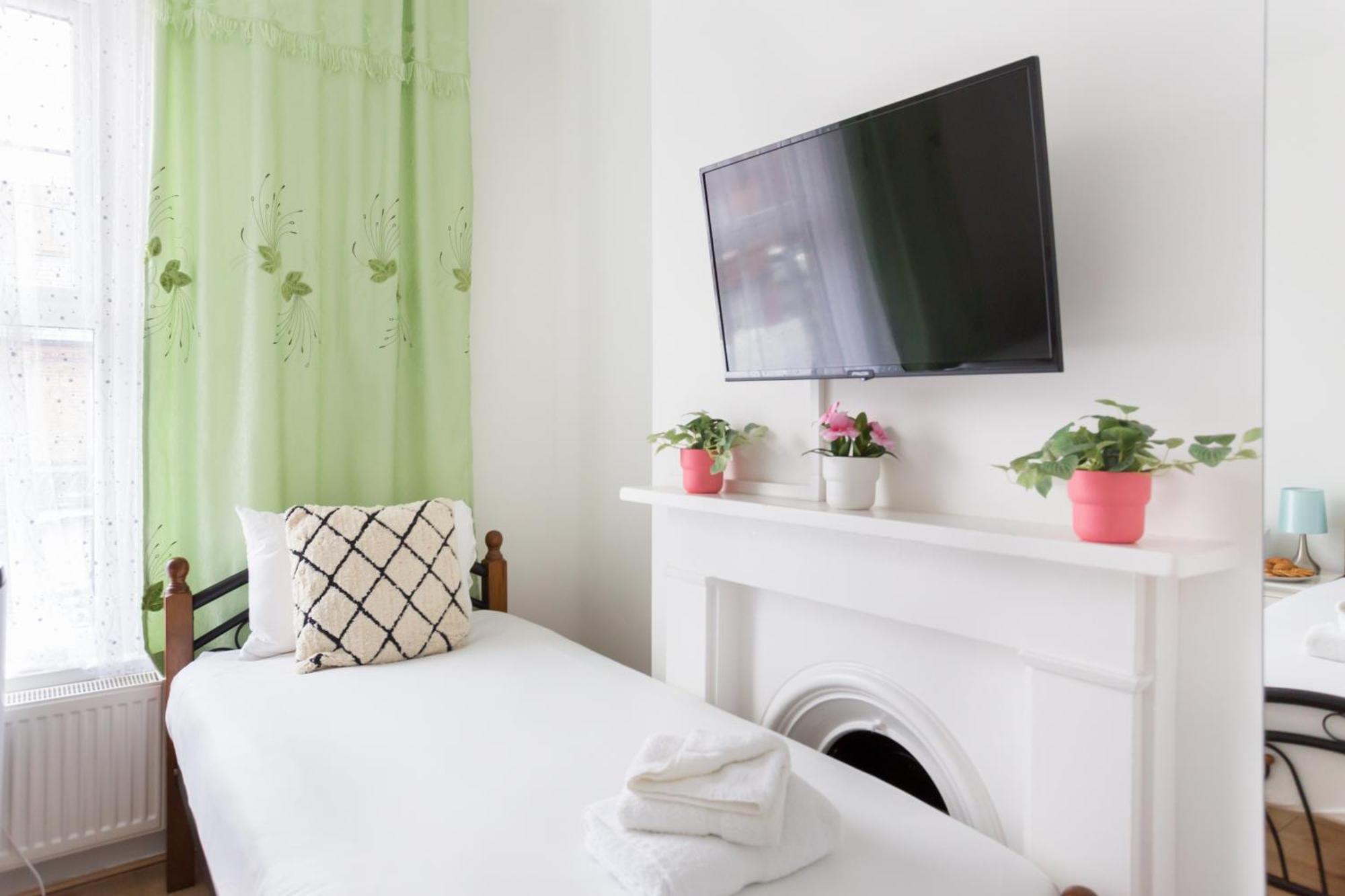 Wood Green Budget Rooms - Next To Mall & Metro Station - 10 Min To City Center Londen Buitenkant foto