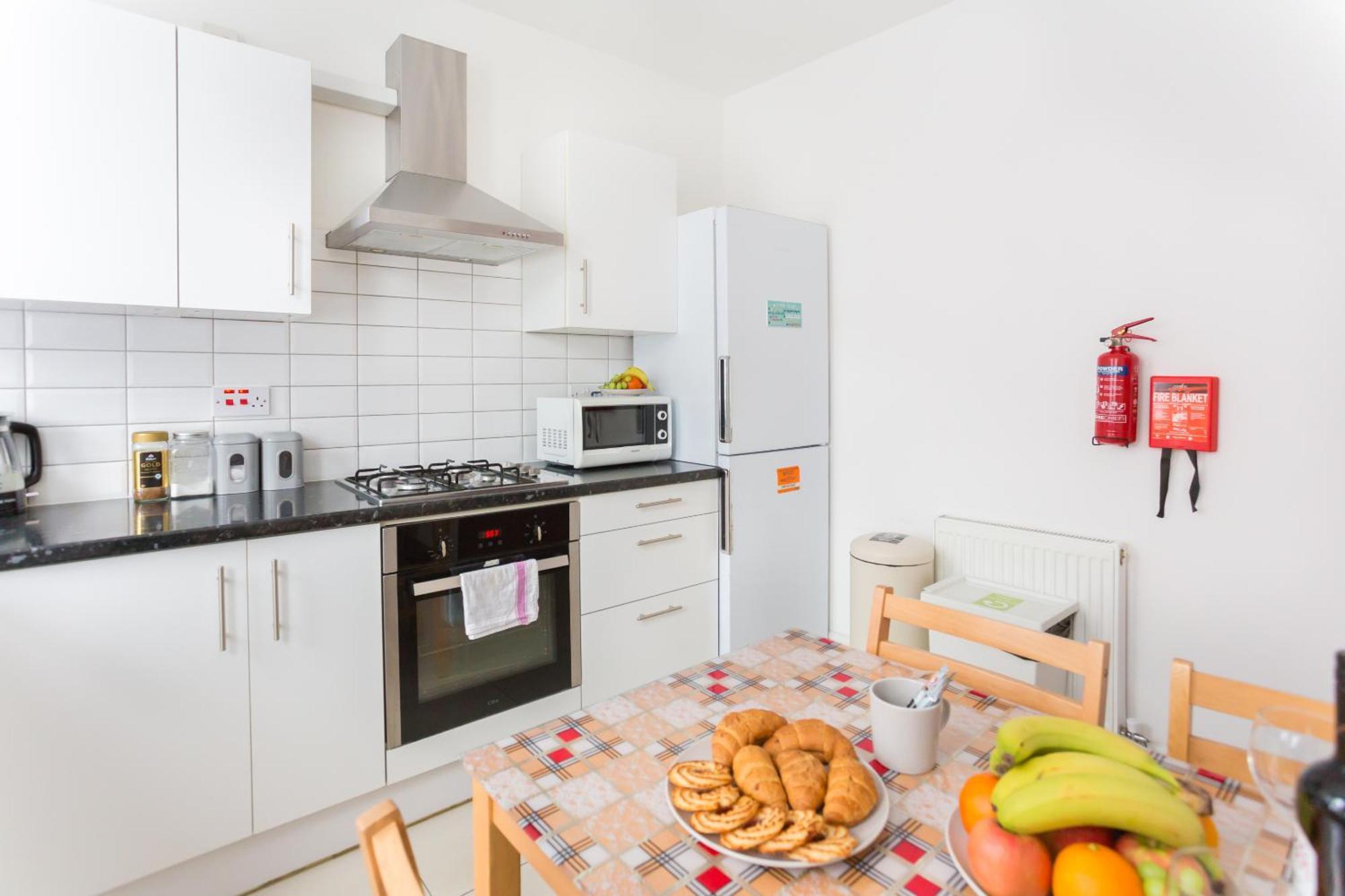 Wood Green Budget Rooms - Next To Mall & Metro Station - 10 Min To City Center Londen Buitenkant foto