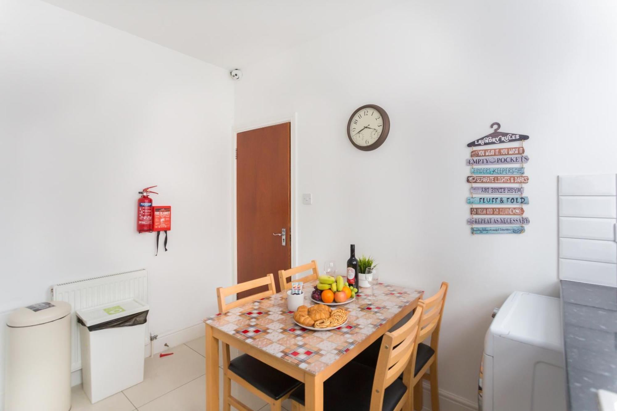 Wood Green Budget Rooms - Next To Mall & Metro Station - 10 Min To City Center Londen Buitenkant foto