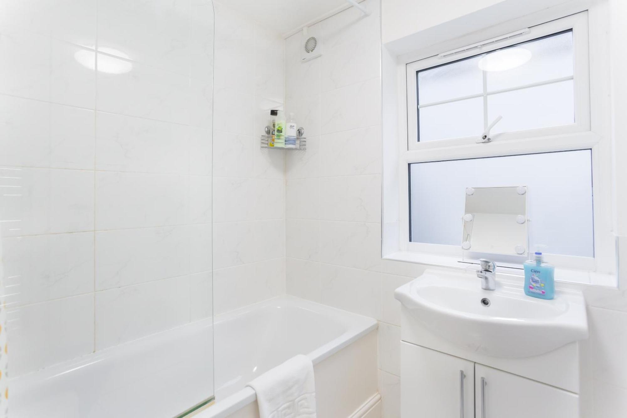 Wood Green Budget Rooms - Next To Mall & Metro Station - 10 Min To City Center Londen Buitenkant foto