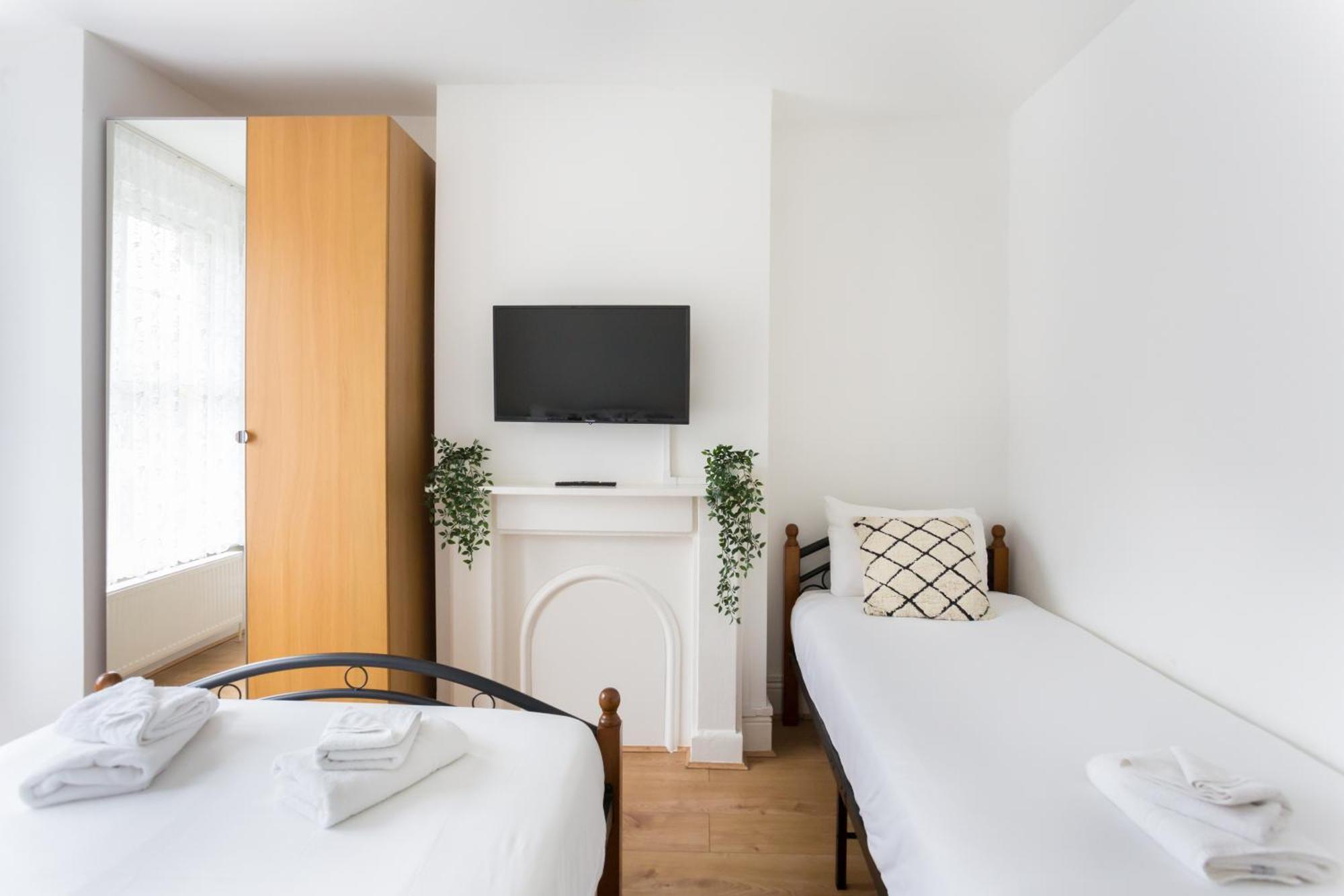 Wood Green Budget Rooms - Next To Mall & Metro Station - 10 Min To City Center Londen Buitenkant foto