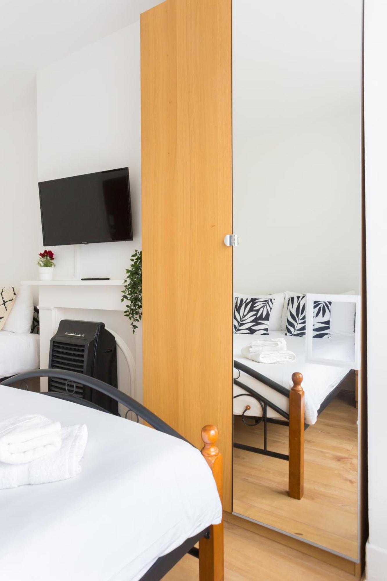 Wood Green Budget Rooms - Next To Mall & Metro Station - 10 Min To City Center Londen Buitenkant foto
