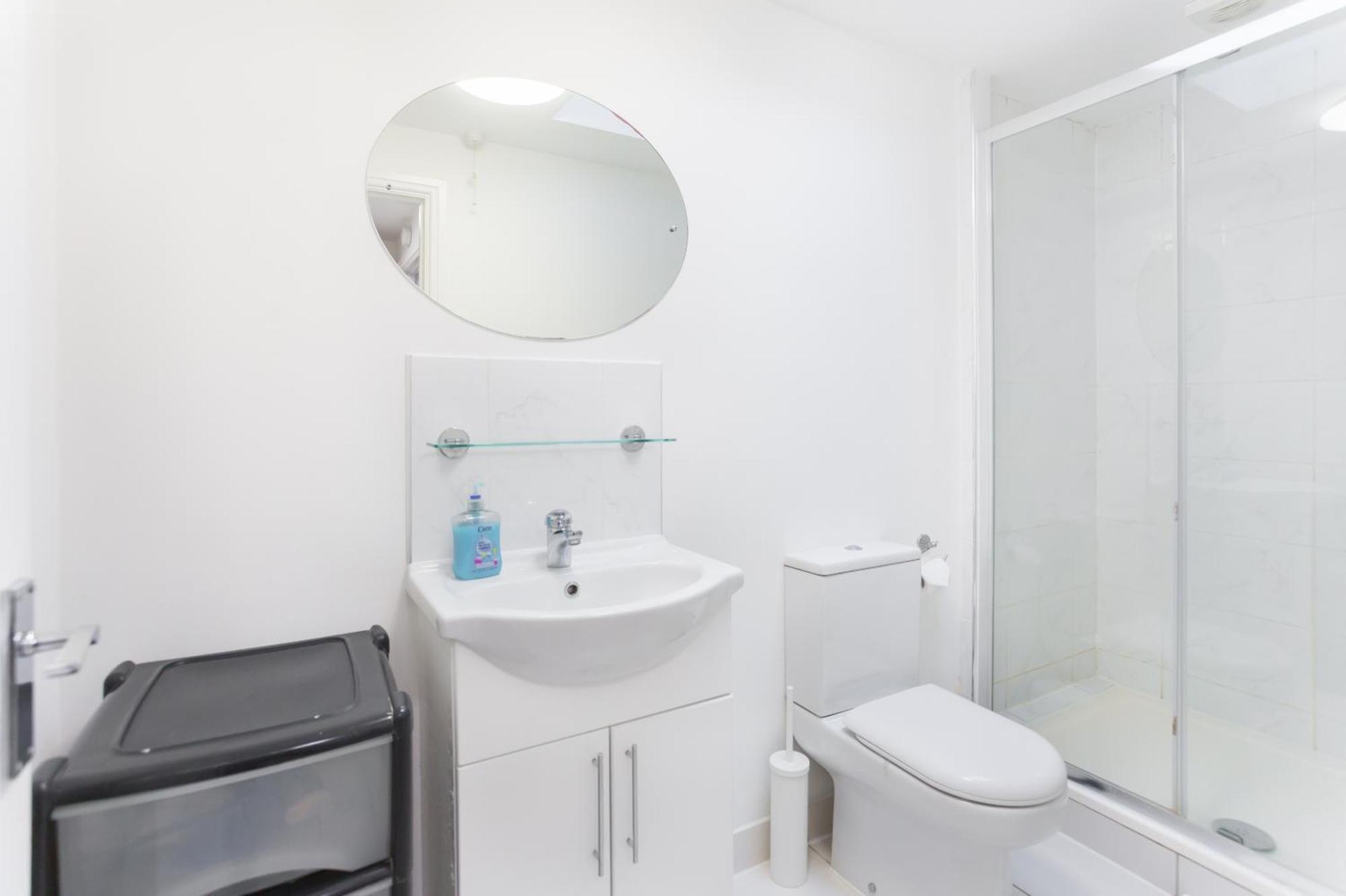 Wood Green Budget Rooms - Next To Mall & Metro Station - 10 Min To City Center Londen Buitenkant foto