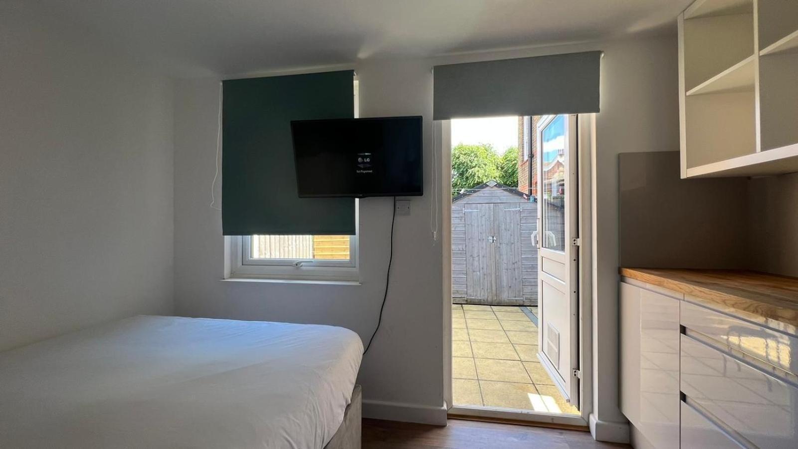 Wood Green Budget Rooms - Next To Mall & Metro Station - 10 Min To City Center Londen Buitenkant foto