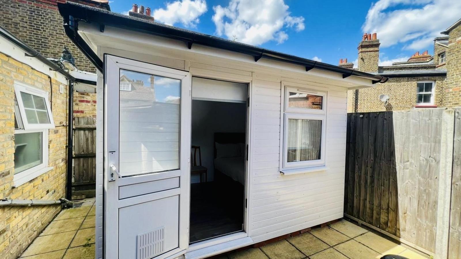 Wood Green Budget Rooms - Next To Mall & Metro Station - 10 Min To City Center Londen Buitenkant foto