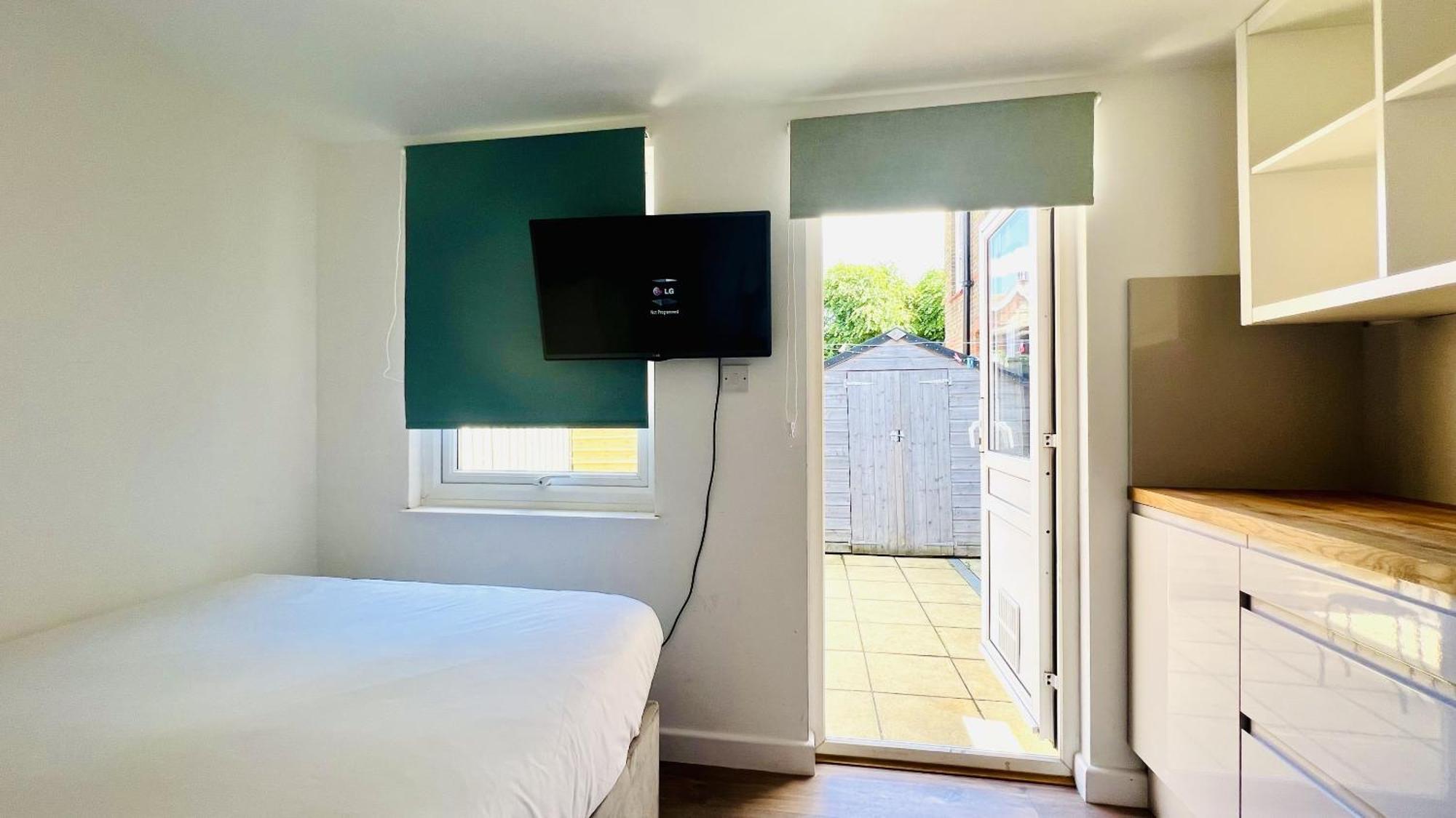 Wood Green Budget Rooms - Next To Mall & Metro Station - 10 Min To City Center Londen Buitenkant foto