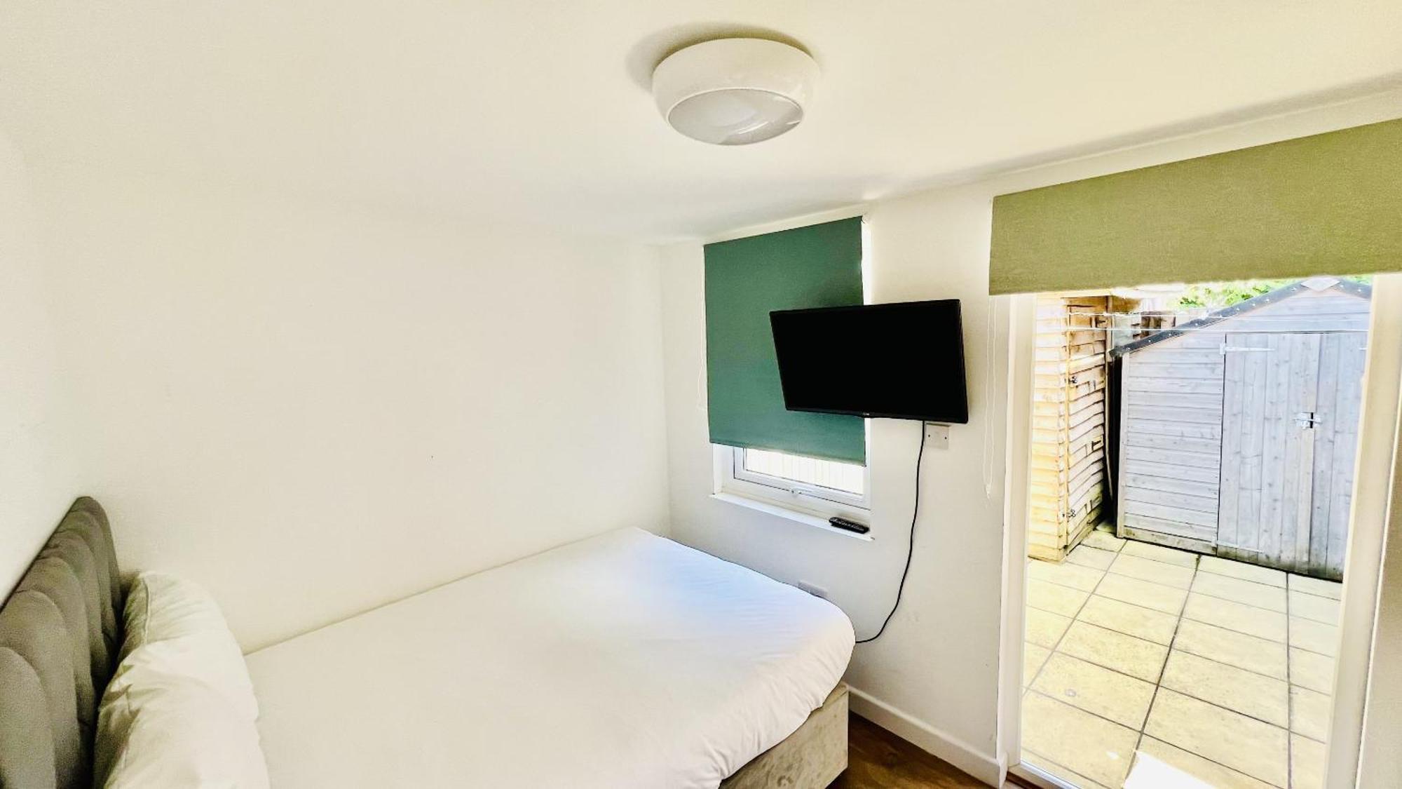 Wood Green Budget Rooms - Next To Mall & Metro Station - 10 Min To City Center Londen Buitenkant foto